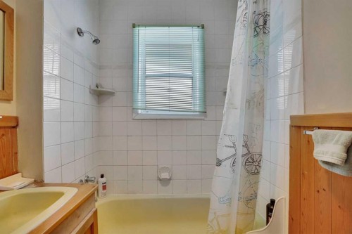 231 11A Street Ne, Calgary, AB - Indoor Photo Showing Bathroom