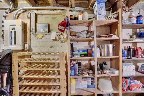 231 11A Street Ne, Calgary, AB - Indoor With Storage