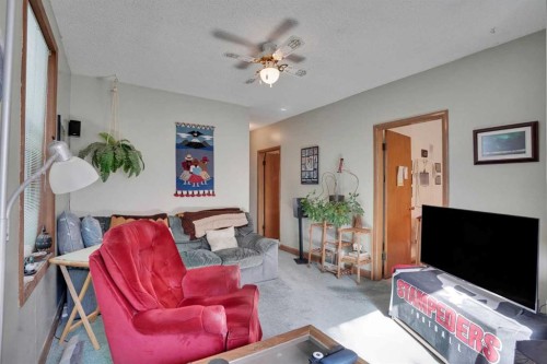 231 11A Street Ne, Calgary, AB - Indoor Photo Showing Other Room