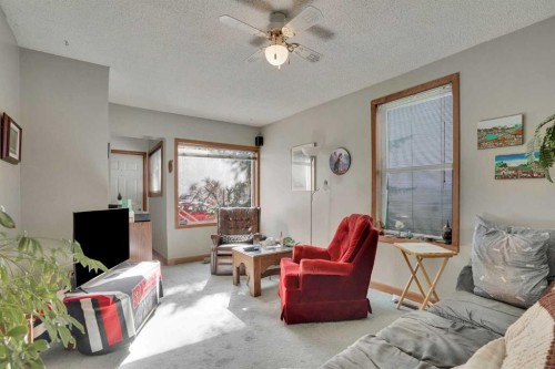 231 11A Street Ne, Calgary, AB - Indoor Photo Showing Other Room