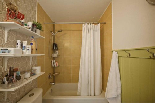 80 Martinglen Way Ne, Calgary, AB - Indoor Photo Showing Bathroom