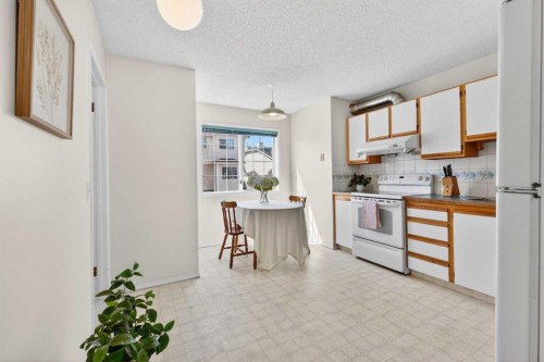 404 Hawkstone Manor Nw, Calgary, AB - Indoor Photo Showing Kitchen