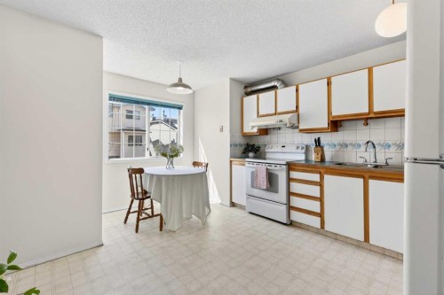 404 Hawkstone Manor Nw, Calgary, AB - Indoor Photo Showing Kitchen