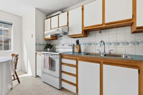 404 Hawkstone Manor Nw, Calgary, AB - Indoor Photo Showing Kitchen