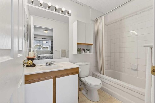 404 Hawkstone Manor Nw, Calgary, AB - Indoor Photo Showing Bathroom