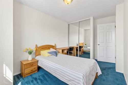 404 Hawkstone Manor Nw, Calgary, AB - Indoor Photo Showing Bedroom