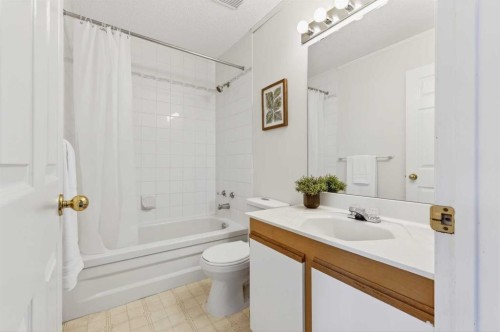 404 Hawkstone Manor Nw, Calgary, AB - Indoor Photo Showing Bathroom