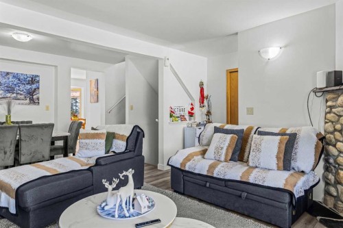 118 Glacier Drive, Banff, AB - Indoor Photo Showing Living Room