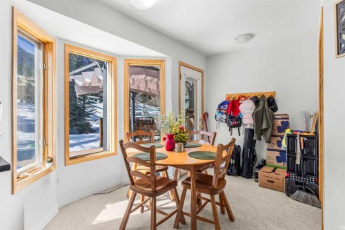 118 Glacier Drive, Banff, AB - Indoor Photo Showing Dining Room