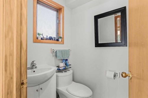 118 Glacier Drive, Banff, AB - Indoor Photo Showing Bathroom