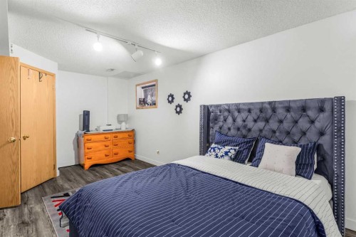 118 Glacier Drive, Banff, AB - Indoor Photo Showing Bedroom