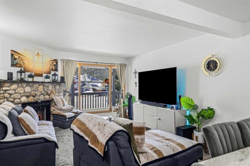 118 Glacier Drive, Banff, AB - Indoor Photo Showing Living Room