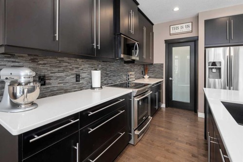 323 Nolan Hill Boulevard Nw, Calgary, AB - Indoor Photo Showing Kitchen With Upgraded Kitchen