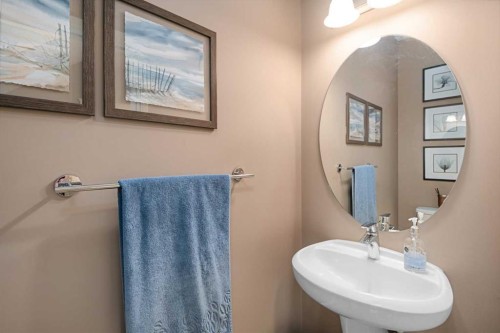 323 Nolan Hill Boulevard Nw, Calgary, AB - Indoor Photo Showing Bathroom