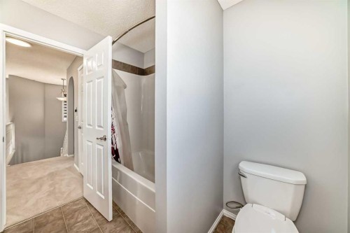 46 Saddlecrest Gardens Ne, Calgary, AB - Indoor Photo Showing Bathroom
