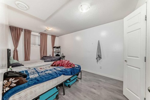 46 Saddlecrest Gardens Ne, Calgary, AB - Indoor Photo Showing Bedroom