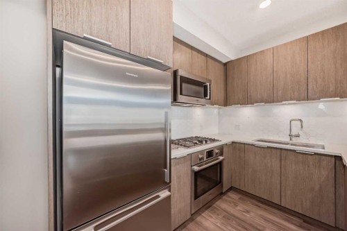 109-823 5 Avenue Nw, Calgary, AB - Indoor Photo Showing Kitchen With Stainless Steel Kitchen With Upgraded Kitchen