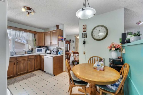 1003 Berkley Drive Nw, Calgary, AB - Indoor Photo Showing Dining Room
