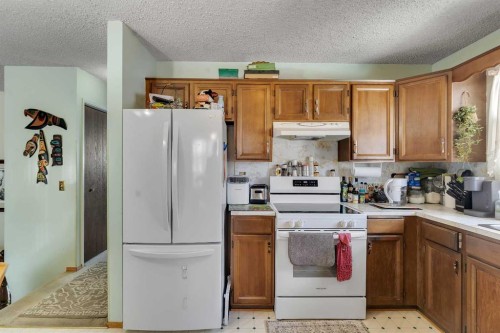 1003 Berkley Drive Nw, Calgary, AB - Indoor Photo Showing Kitchen