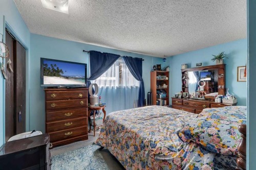 1003 Berkley Drive Nw, Calgary, AB - Indoor Photo Showing Bedroom