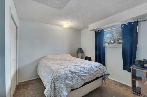 1003 Berkley Drive Nw, Calgary, AB - Indoor Photo Showing Bedroom