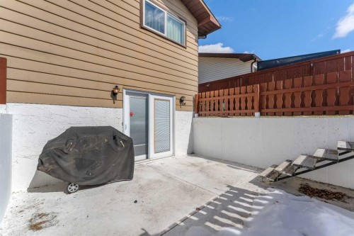 1003 Berkley Drive Nw, Calgary, AB - Outdoor With Exterior