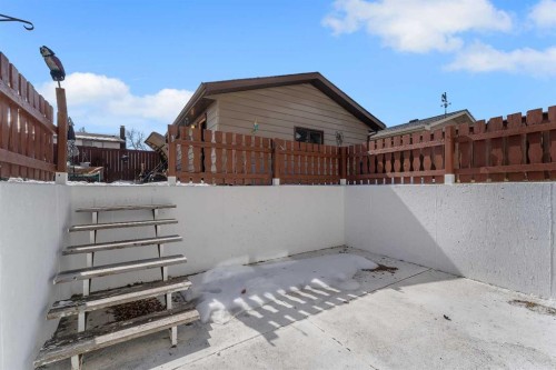 1003 Berkley Drive Nw, Calgary, AB - Outdoor With Exterior