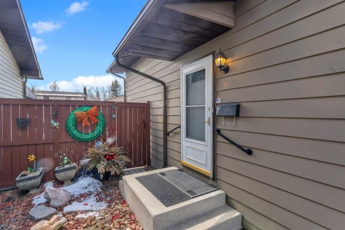 1003 Berkley Drive Nw, Calgary, AB - Outdoor With Exterior