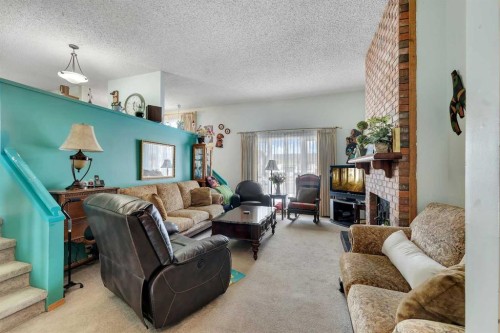 1003 Berkley Drive Nw, Calgary, AB - Indoor Photo Showing Living Room