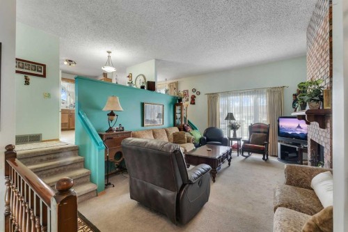 1003 Berkley Drive Nw, Calgary, AB - Indoor Photo Showing Living Room