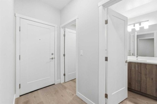 313-700 Shawnee Square Sw, Calgary, AB - Indoor Photo Showing Other Room