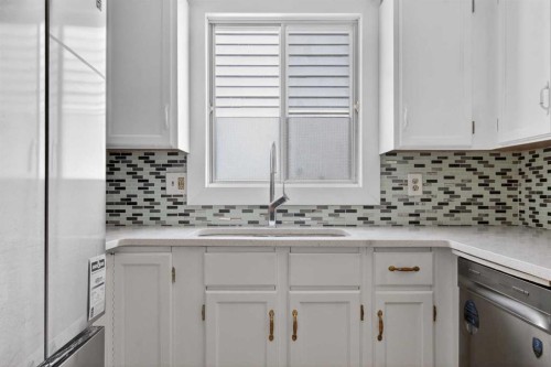 252 Erin Woods Drive Se, Calgary, AB - Indoor Photo Showing Kitchen