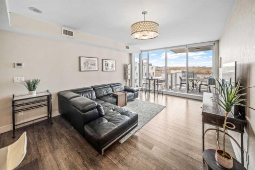 604-519 Riverfront Avenue Se, Calgary, AB - Indoor Photo Showing Living Room