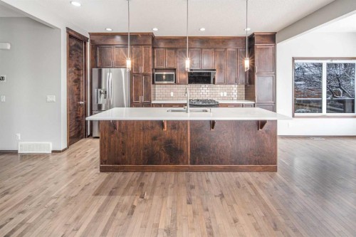 47 Pantego Avenue Nw, Calgary, AB - Indoor Photo Showing Kitchen With Upgraded Kitchen