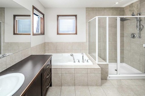 47 Pantego Avenue Nw, Calgary, AB - Indoor Photo Showing Bathroom