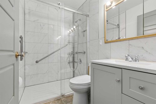 827 Forlee Drive Se, Calgary, AB - Indoor Photo Showing Bathroom