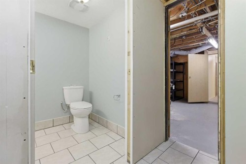 827 Forlee Drive Se, Calgary, AB - Indoor Photo Showing Bathroom