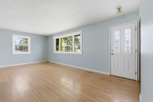 827 Forlee Drive Se, Calgary, AB - Indoor Photo Showing Other Room