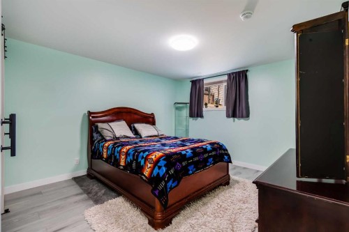24 Elgin Meadows Manor Se, Calgary, AB - Indoor Photo Showing Bedroom
