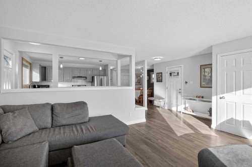 9519 3 Street Se, Calgary, AB - Indoor Photo Showing Living Room