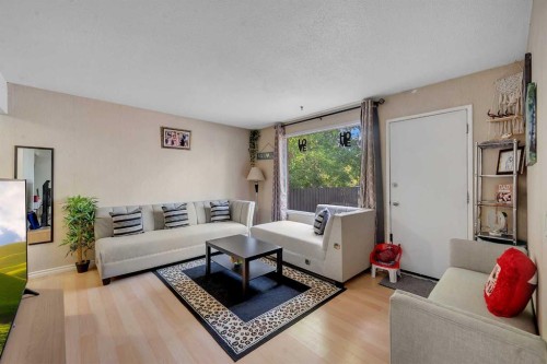 61-175 Manora Place Ne, Calgary, AB - Indoor Photo Showing Living Room