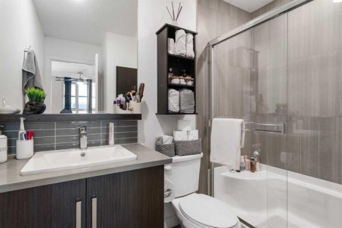 960 Walden Drive Se, Calgary, AB - Indoor Photo Showing Bathroom