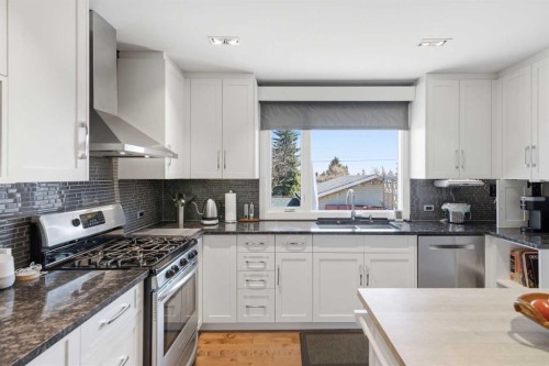 948 Canaveral Crescent Sw, Calgary, AB - Indoor Photo Showing Kitchen With Upgraded Kitchen