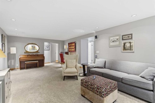 948 Canaveral Crescent Sw, Calgary, AB - Indoor Photo Showing Living Room