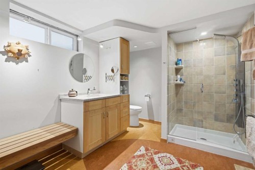 948 Canaveral Crescent Sw, Calgary, AB - Indoor Photo Showing Bathroom