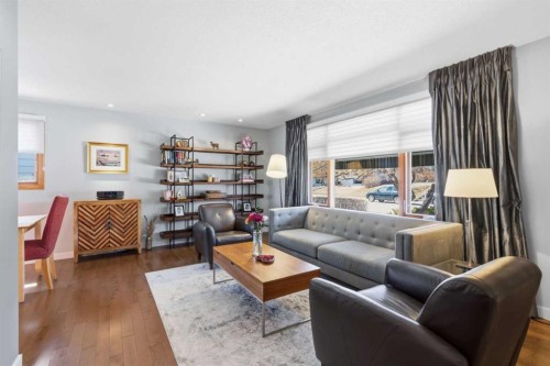 948 Canaveral Crescent Sw, Calgary, AB - Indoor Photo Showing Living Room