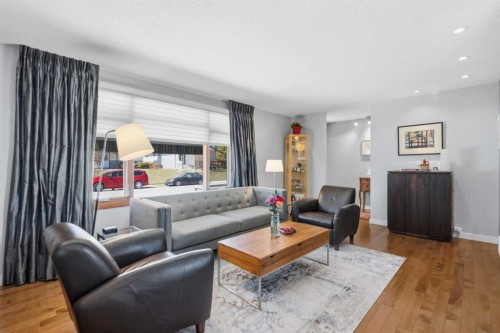 948 Canaveral Crescent Sw, Calgary, AB - Indoor Photo Showing Living Room