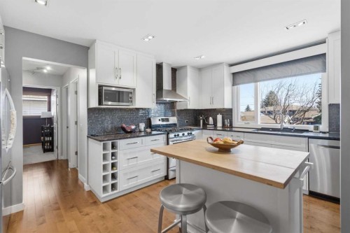 948 Canaveral Crescent Sw, Calgary, AB - Indoor Photo Showing Kitchen With Upgraded Kitchen