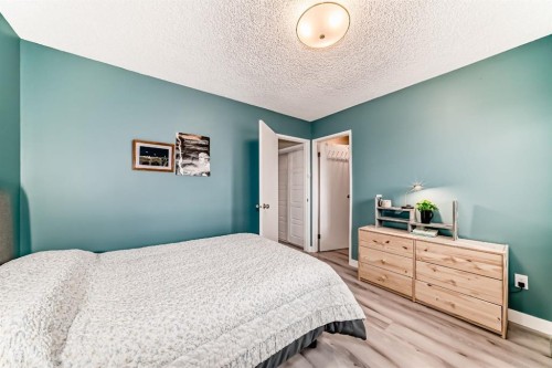 2-6503 Ranchview Drive Nw, Calgary, AB - Indoor Photo Showing Bedroom