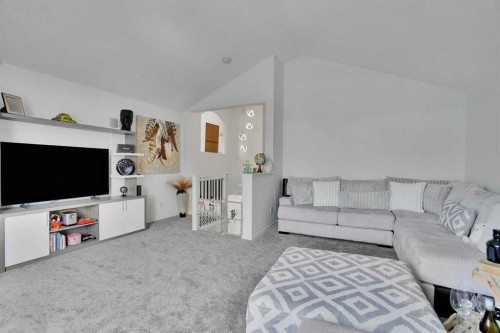 31 Skyview Shores Gardens Ne, Calgary, AB - Indoor Photo Showing Living Room